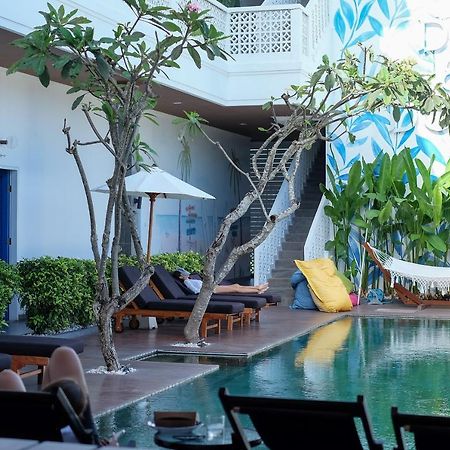Dip & Doze Living Hostel Canggu Buitenkant foto