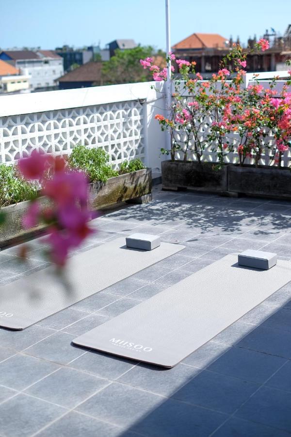 Dip & Doze Living Hostel Canggu Buitenkant foto